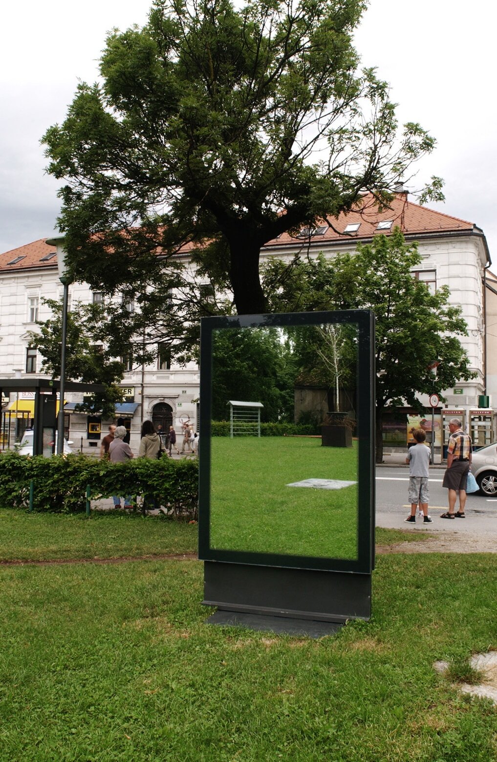 1 OGLEDALCE NA STENI POVEJ ZRCALO Č ASA 1